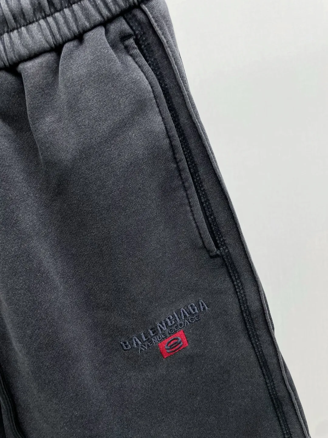 Bal Paris 2026 spring and summer New Arrival small double hoop embroidery 🪡 logo letter brand LOGO casual shorts are on sale simultaneously on the DDD official website. Brand Classic LOGO casual pants, customized fabrics, excellent comfort and strong touch. Highly recognisable, perfect appearance and craftsmanship. Size:M-3XL